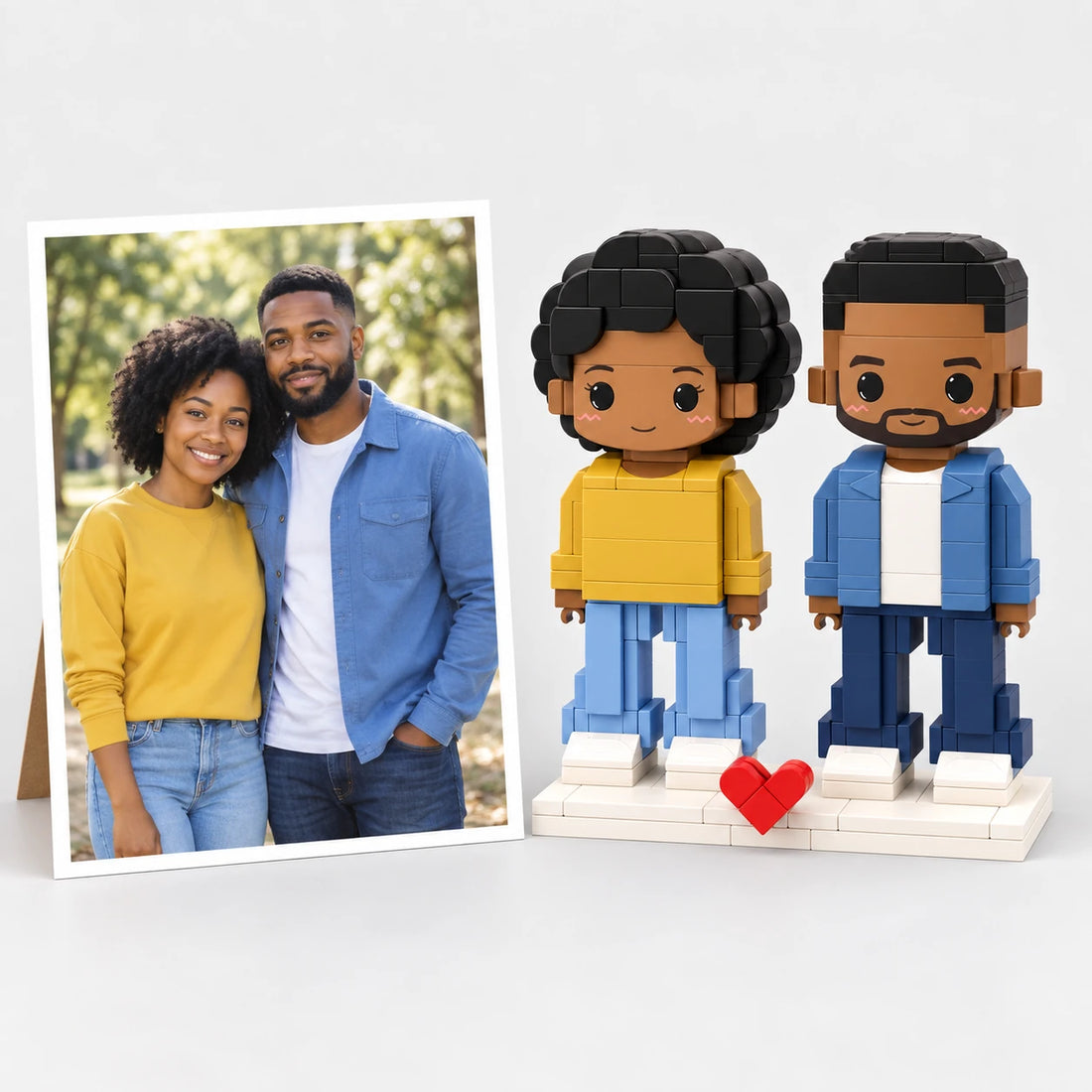 Une photo d’anniversaire de couple à côté des figurines en briques assorties (illustration générée par IA d’une photo fictive)
