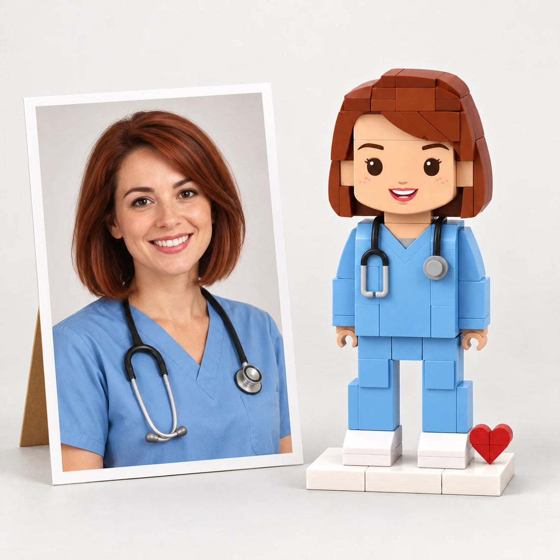 Una foto de agradecimiento junto a las figuras de bloques a juego (ilustración generada con IA de una foto familiar ficticia)