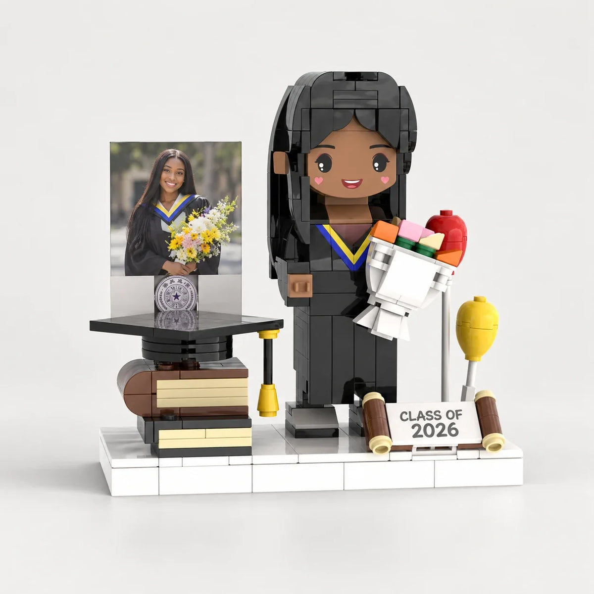 Mini You — Remise de diplôme — Vue studio. Illustration de design générée par IA ; vos propres photos servent de base à la figurine validée.