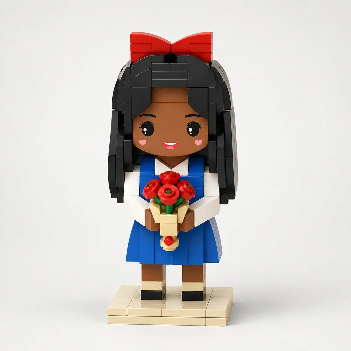 Mini You + roses — Vue studio. Illustration de design générée par IA ; vos propres photos servent de base à la figurine validée.