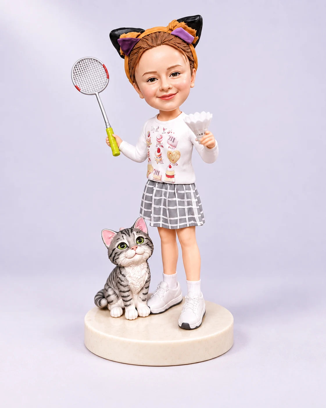 Bobble Pet — Studio-ontwerp. AI-ontwerpillustratie. Je eigen foto's vormen de basis voor het gezicht, de outfit en de details. De beweging van het hoofd stemmen we met je af voordat we beginnen.