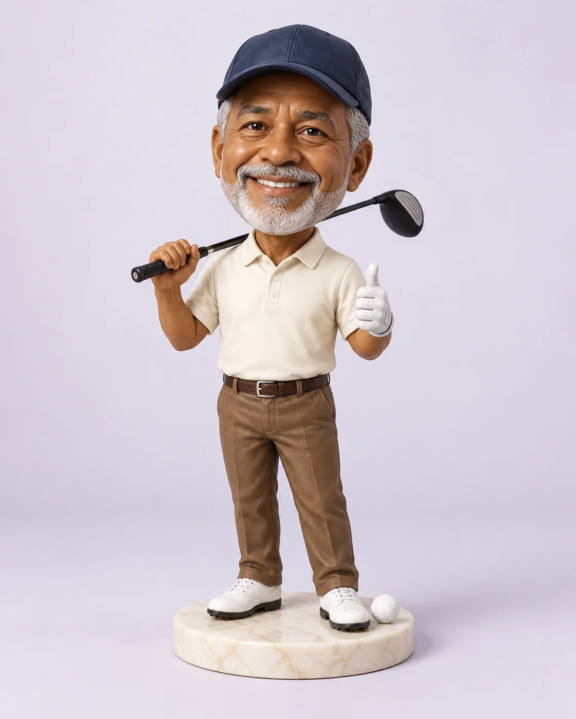 Journée de golf — Design de l’atelier. Illustration de design générée par IA. Vos propres photos guident le visage, la tenue et les détails. Le mouvement de la tête est confirmé avec vous avant de commencer.