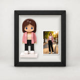 Mini You encadré — Cadre noir. Illustration de design générée par IA ; vos propres photos servent de base à la figurine validée.