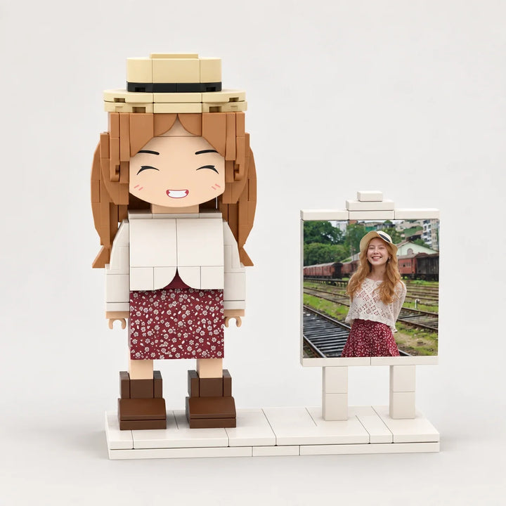 Mini You + cadre photo — Vue studio. Illustration de design générée par IA ; vos propres photos servent de base à la figurine validée.