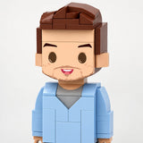 Gros plan sur le visage et la tenue : figurine en briques Mini You — Classique