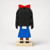 Vue de dos : figurine en briques Mini You + roses