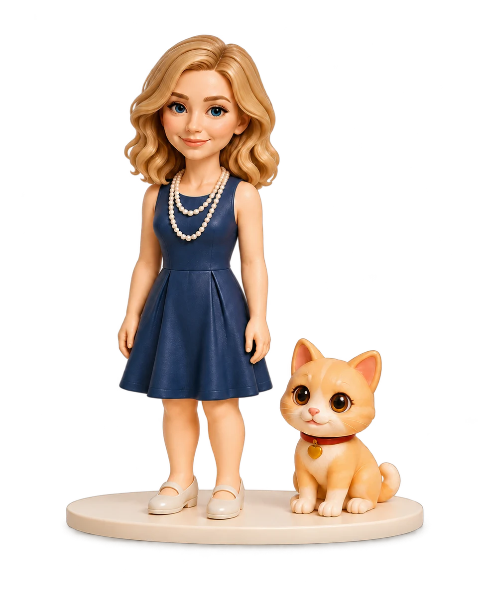 Figur einer blonden, blauäugigen erwachsenen Frau im marineblauen Kleid mit einer hellroten Katze auf einem elfenbeinfarbenen Sockel